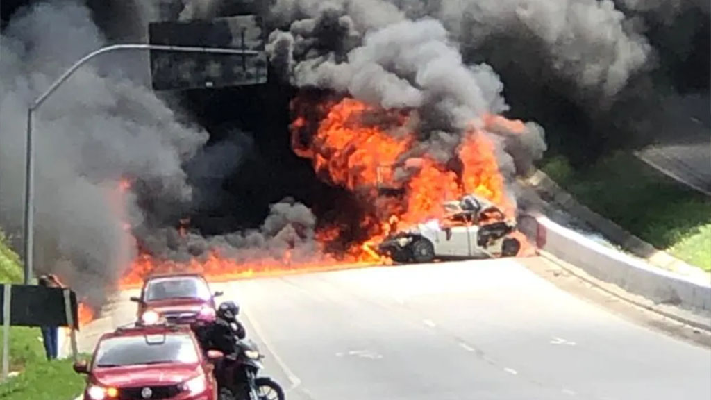 Engavetamento com 15 veículos provoca incêndio e deixa ao menos 14 feridos na BR-408