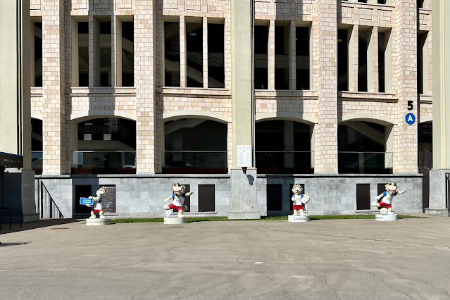 Олимпийский комплекс «Лужники», Большая спортивная арена, статуи Забиваки – талисмана чемпионата мира по футболу 2018 года