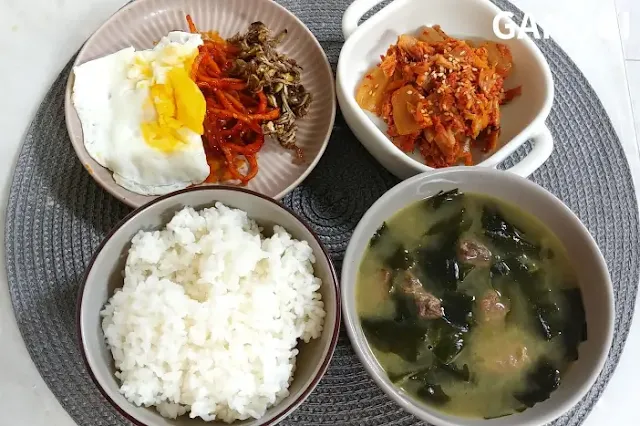 4가지의-반찬과-쌀밥-소고기-들깨-미역국이-차려진-밥상