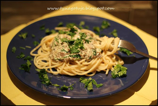 Szpinakowe spaghetti z pieczarkami i mascarpone.