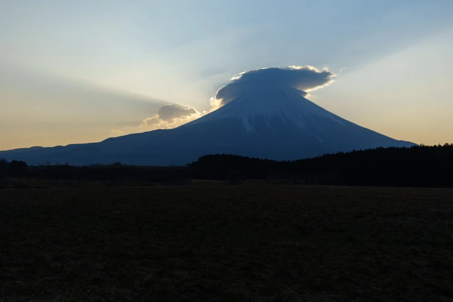 富士山にかかる笠雲と光芒～朝霧高原（静岡）から