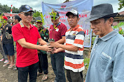 Bupati Sorongan Serahkan Bantuan Bibit Cengke ke 10 Kelompok Tani di Kecamatan Pasan
