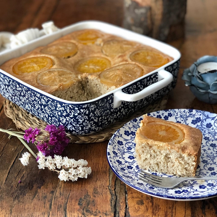 Bizcocho de sarraceno y coco, con naranja confitada