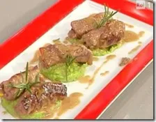 Involtini di vitellone ripieni di mortadella su passatina di piselli
