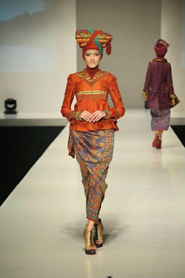 Model Baju Muslim Batik Wanita Modern