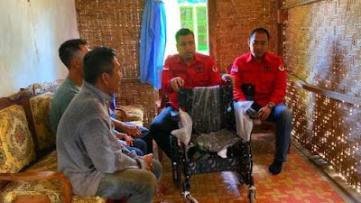 Merik Havit S.H.,M.H. Berikan Bantuan Kursi Roda Untuk Warga Kalianda Lampung Selatan