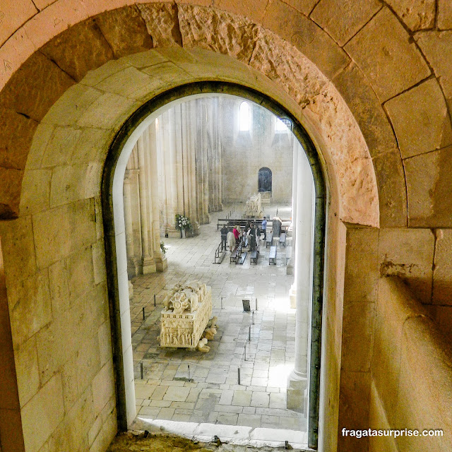 Túmulos de Pedro I e Inês de Castro no Mosteiro de Alcobaça em Portugal