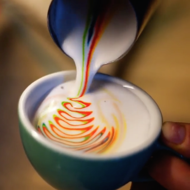 Barista leva as cores do Arco Íris para belas bebidas de café com leite