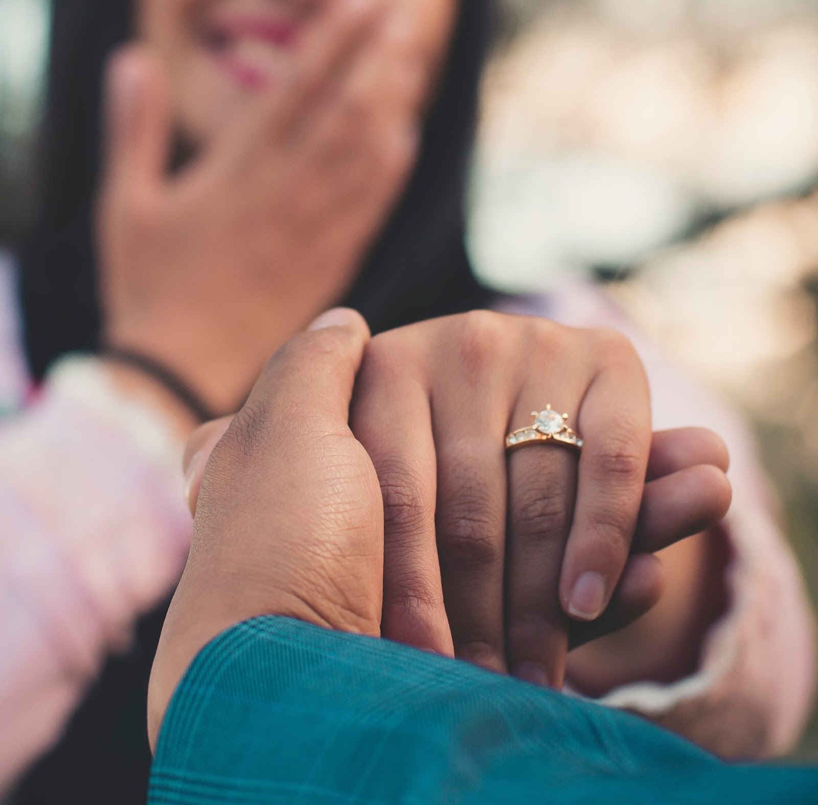 25 Stylish Couple Holding Hand Dp For Facebook Facebook Display Pictures