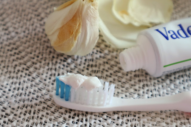 Отбеливающая зубная паста Vademecum Natural White