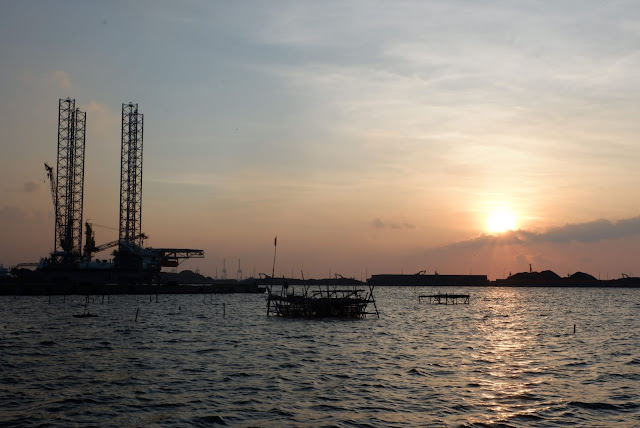 sunset di pantai marunda jakarta utara