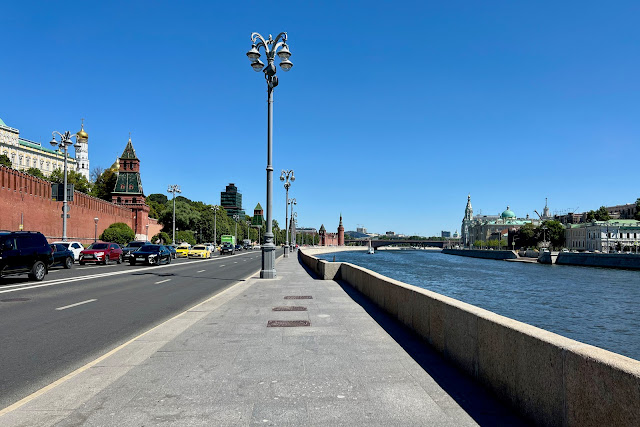 Кремлёвская набережная, Москва-река