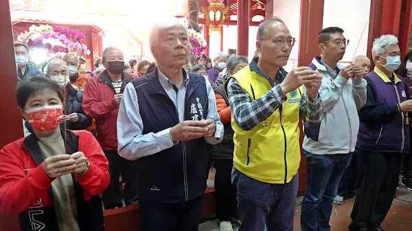 ▲彰化市公所寺廟室主任盧建州（前排中左）與社會課長吳澤生（前排中右）代表林世賢市長主持免費點燈祈福記者會。（記者林明佑攝）