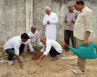 #JaunpurNews : निरंकारी भवन पर लगाए गए 5 दर्जन पौधे | #NayaSaveraNetwork