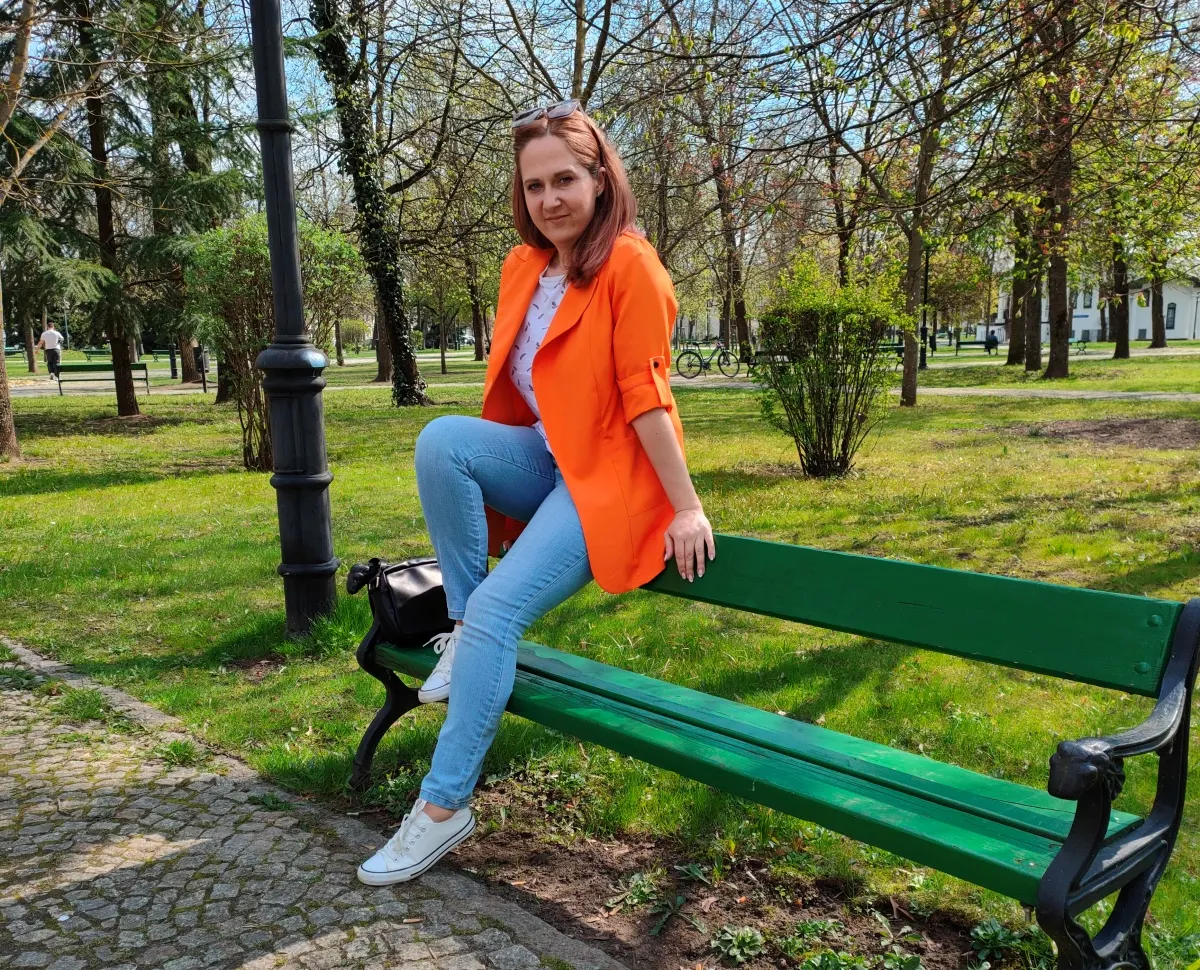 Miejska elegancja - pomarańczowy żakiet damski, jeansy i trampki - wygodna stylizacja na co dzień