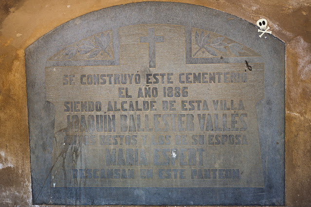 Detalle de la lápida de Joaquín Ballester Vallés, alcalde fundador del cementerio civil de Buñol