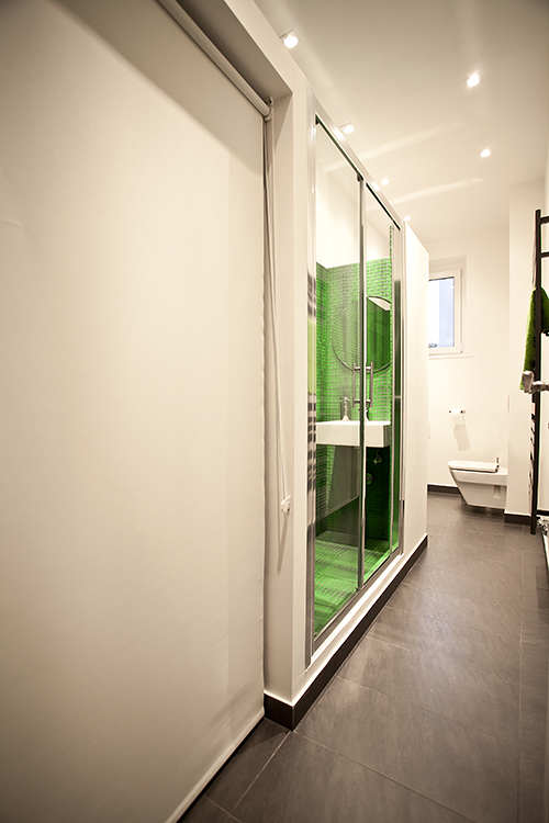 modern minimalist apartment bathroom