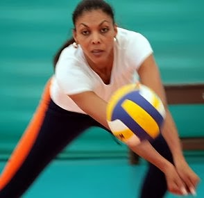 Cenaida Uribe jugando voley 