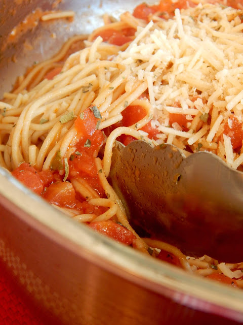 10-Minute Tomato and Garlic Whole Wheat Spaghetti...an super, simple and quick family dinner!  Just a few whole ingredients gives this pasta a fantastic flavor and will pleae everyone.  Put in your meal plan for 2019! (sweetandsavoryfood.com)