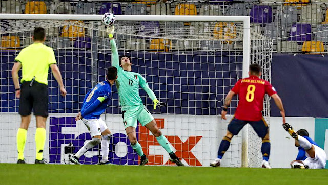 Ya en el tiempo de descuento, Marco Carnesecchi realizó una enorme parada para desviar un disparo de Javi Puado que se colaba. SELECCIÓN DE ESPAÑA SUB 21 0 SELECCIÓN DE ITALIA SUB 21 0. 27/03/2021. Campeonato de Europa Sub 21, fase de grupos, Grupo B, jornada 2. Maribor, Eslovenia, estadio: Ljudski vrt. GOLES: No hubo.