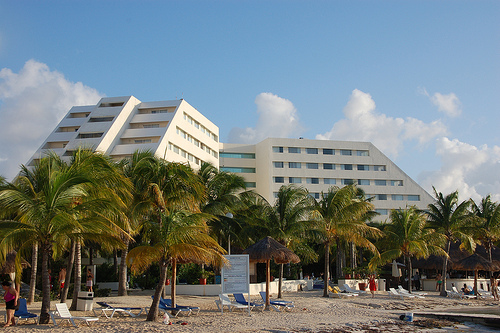 Este hotel mira/da al mar