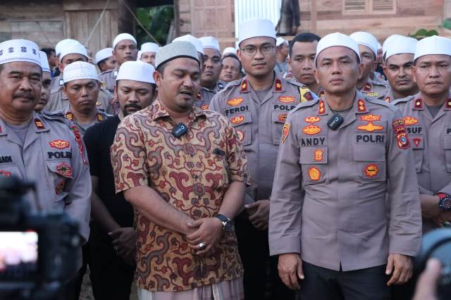 Kerahkan Anggota, Kapolres Aceh Timur Bangun Asrama Santriwati