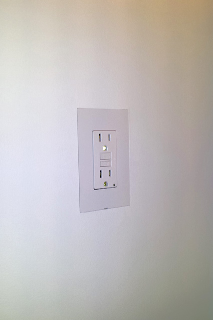 Smoothline 1-gang flush wall plate with GFCI outlet