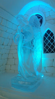 Statua in ghiacchio di Cristo nella cappella di un albergo di ghiaccio