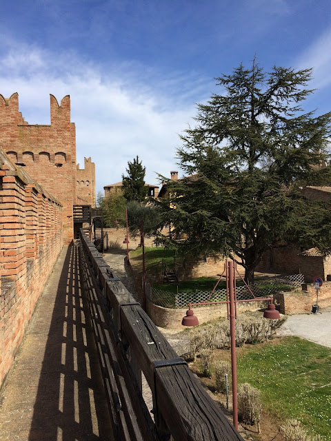 Caminho na parte interna nos muros de Gradara, camminamenti di ronda