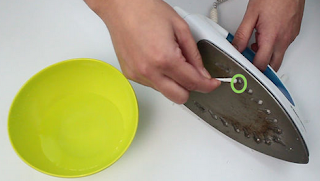 This first way is indeed a little mimic how to clean the crust in the bathroom. But take it easy, we will not be poisoned by cleaning the sticky iron crust with vinegar mixed with water. This mixture is then left for a quarter of an hour to dissolve the liquid into the sponge pores. This sponge is later used to sweep dirt on the face of the iron. After you have finished rubbing the vinegar water mixture, clean the remaining stains with a wet cloth.