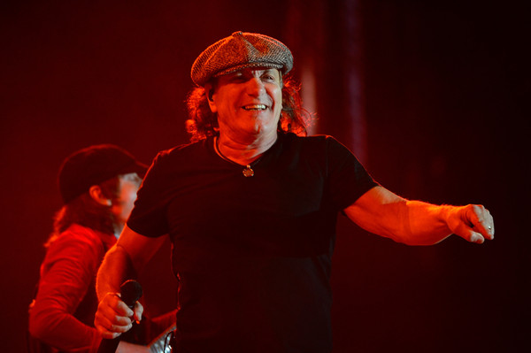 Boato diz que Brian Johnson foi chutado fora