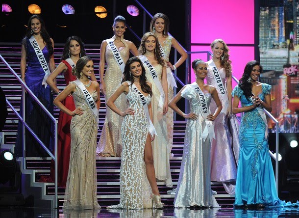 The top ten contestants pose before Miss Mexico Jimena Navarrete 2nd Lin 
