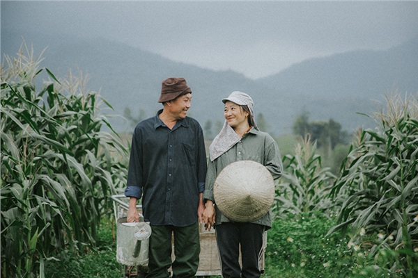 Hay là mình về quê, sáng tưới nước, chiều nhổ cỏ, cứ bình lặng trải qua những ngày xế chiều cùng nhau như thế…