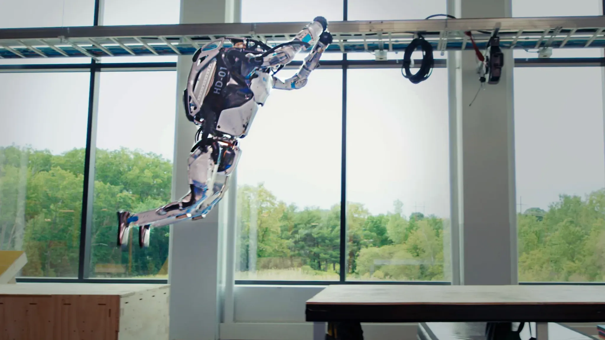 Atlas, il robot di Boston Dynamics, fa anche il parkour | Video