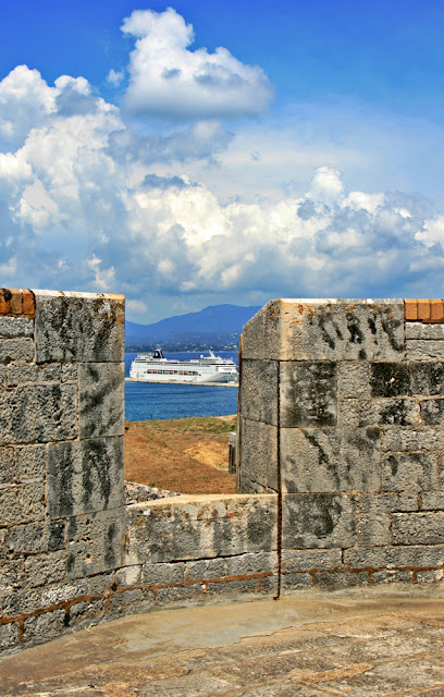 View of the city Kerkira from the walls of the New Fortress. Corfu. Вид на город Керкира со стен Новой Крепости. Корфу.