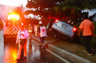 Sube a la banqueta con todo y carro: maneja imprudentemente en piso mojado en Zona Hotelera