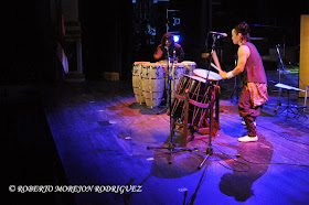 Takumi Kato (D), interprete de tambor tradicional japonés, y el percusionista cubano Yaroldy Abreu Robles (I)