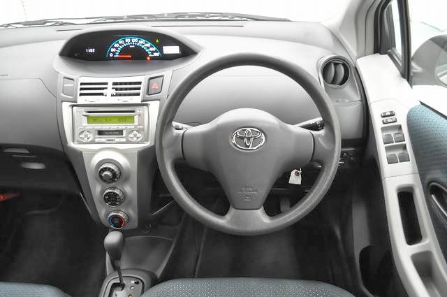 2006 Toyota Vitz F for Pakistan to Karachi