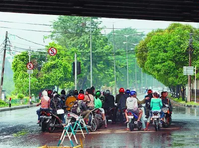 berteduh di bawah fly over saat hujan