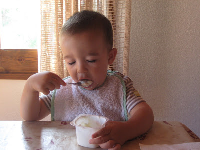 menjant iogurt