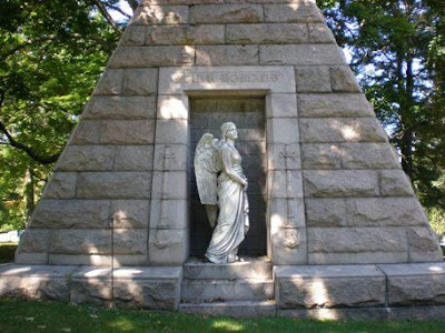 Photo of a pyramidal monument in the Cedarwood Cemetery Hartford