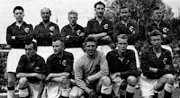 SELECCIÓN DE NORUEGA - Temporada 1956-57 - Bjørn Borgen, Kjell Kristiansen, Per Kristoffersen, Thorbjørn Svenssen, Harald Hennum, Gunnar Thoresen; Arne Legernes, Arne Bakker, Asbjørn Hansen, Edgar Falch, Tore Halvorsen - NORUEGA 2 (Harald Hennum, Kjell Kristiansen) HUNGRÍA 1 (Lajos Tichy) - 12/06/1957 - Mundial de Suecia 1958, fase de clasificación - Oslo, Noruega, estadio Ullevaal