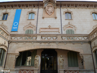 Edificio neogótico de especial simetría en  Olot.