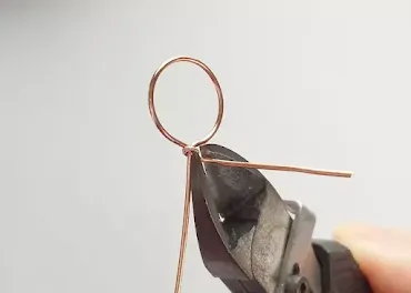 ２つの環でビーズを挟んだダングルピアスの作り方 step2