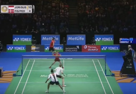 Tips melakukan smash  dalam badminton  yang kencang dan 