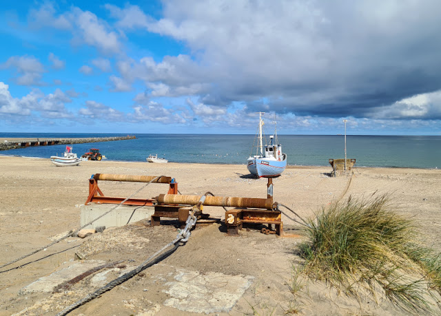 Ankommen mit einem WUSCH: Unser erstes Mal an Strand und Mole in Vorupør. Die Fischerboote bzw. Fischkutter in Vorupör sind ein besonderes Erlebnis und einen Ausflug in die Region Thy wert.