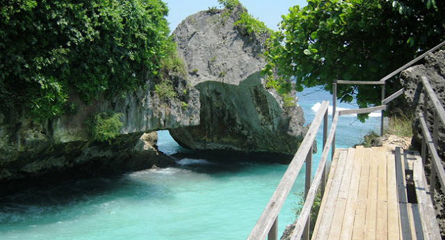  Sedang mencari lokasi untuk menghabiskan liburan  Menikmati Indahnya Pantai Suluban Uluwatu Bali