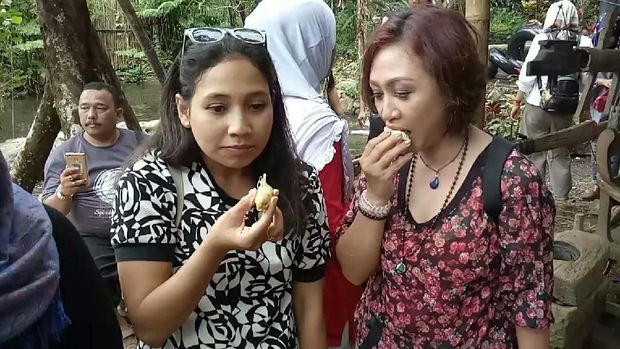 Liking Durian Garden, Sensasi Makan Durian Langsung di Bawah Pohon