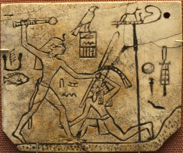Фараон Дэн из династии 1 поразил иностранного врага своей «сильной рукой» и «могучей рукой»,