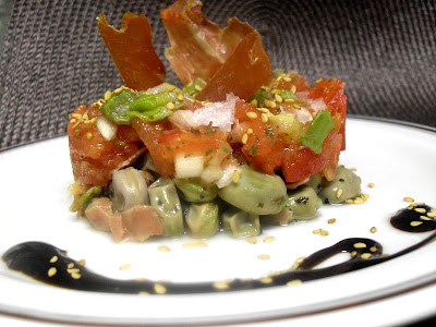 Timbal de habas tiernas, tomate, espárragos y crujinte de jamón.